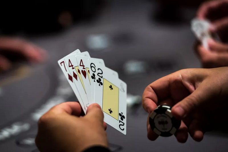 Bí Kíp Áp Dụng Kỹ Thuật Bluff Poker Sunwin Ép Đối Thủ Úp Bài